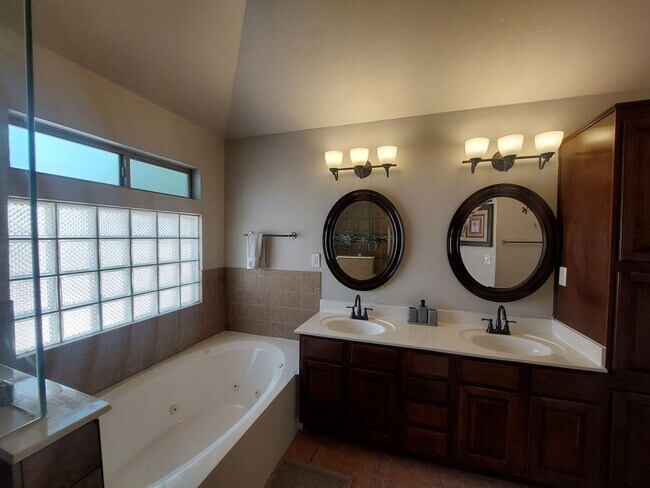 Building Photo - 4 BEDROOM 2 BATHROOM HOME 3 CAR GARAGE HOM...