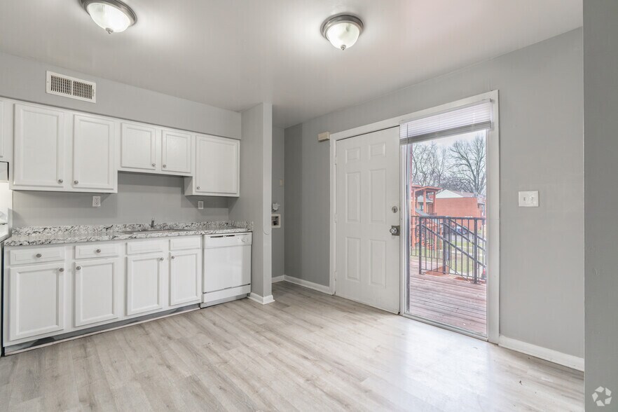 2BR, 1BA - 900SF - Entrance - Maple Valley Apartments