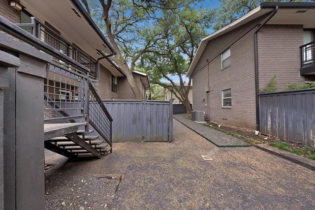 Building Photo - 10203 Regal Oaks Dr