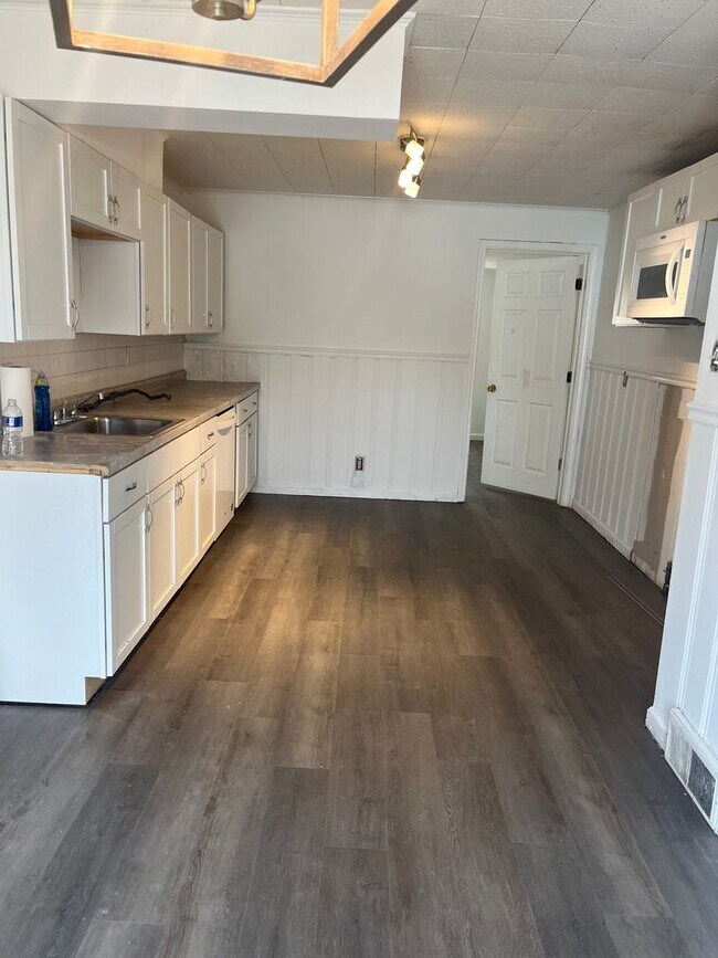 Building Photo - Coming soon! Spacious 3 Bed 2 Bath Home!