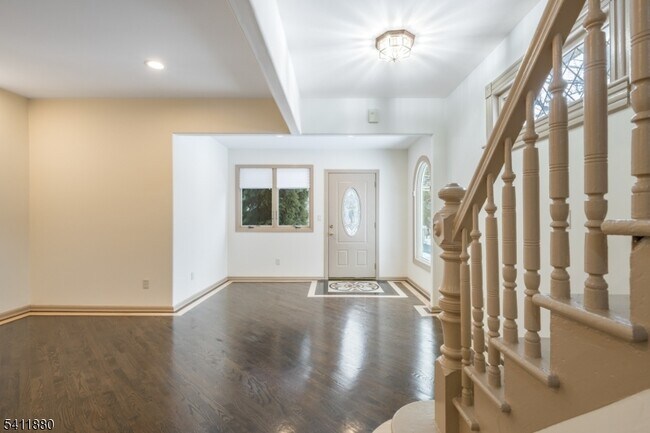 Building Photo - 302 Walnut Ave