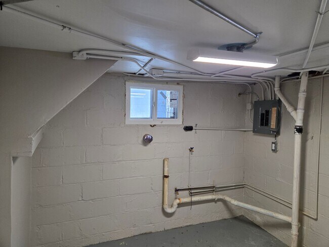 Building Photo - Aksarben 3 bed 2 bath 1 car garage newly remodeled, witb a fenced in backyard!