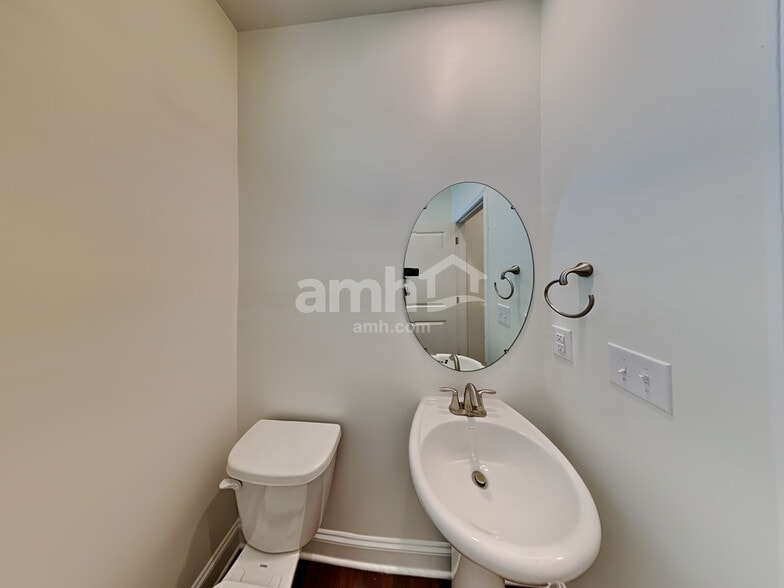 Building Photo - 550 Rivermist Dr