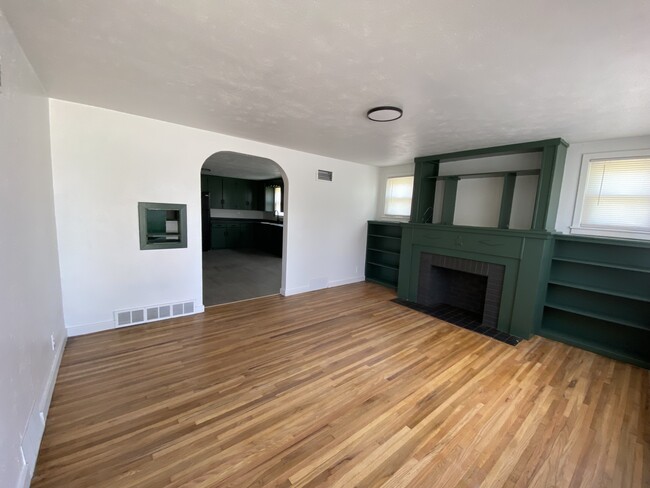 Building Photo - 1527 W 11th