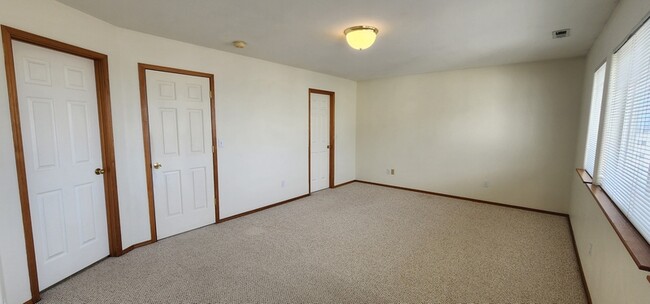 Building Photo - 1326 S Skyline Dr