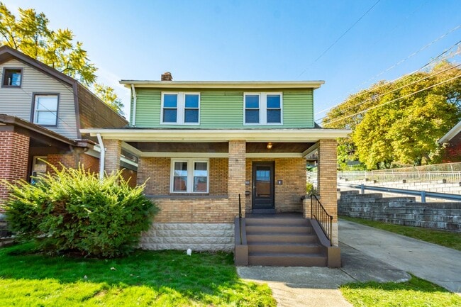 Building Photo - AVAILABLE SEPT 1ST!! GORGEOUS 3 BEDROOM IN...
