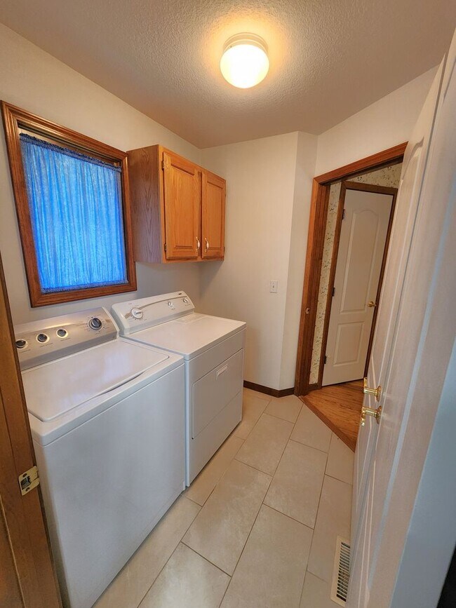 Building Photo - Executive 3+BR, 3BTH Rancher, 2car gar (with ALL utilities only $450/mo) and lawncare and snow re...