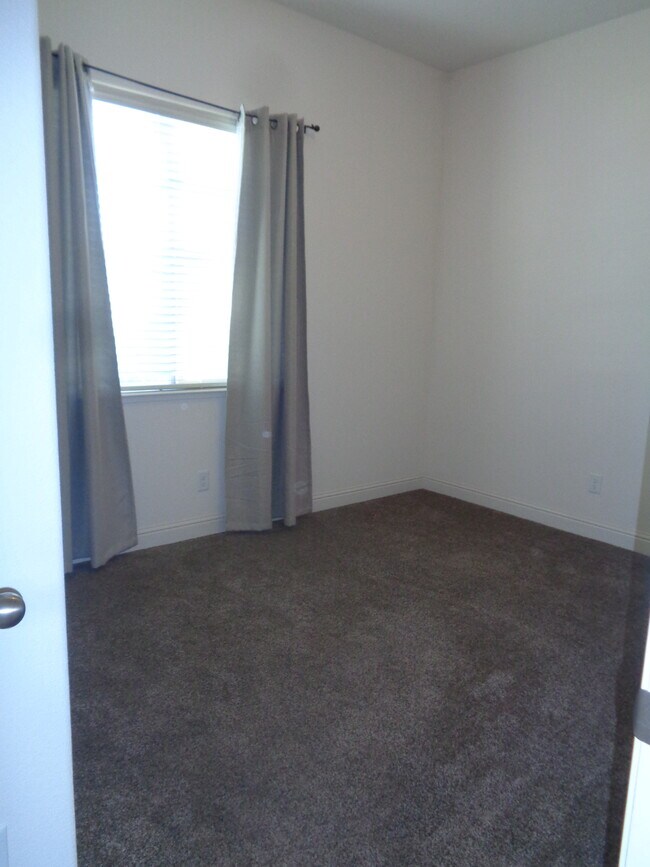Building Photo - 2140 Cling Dr