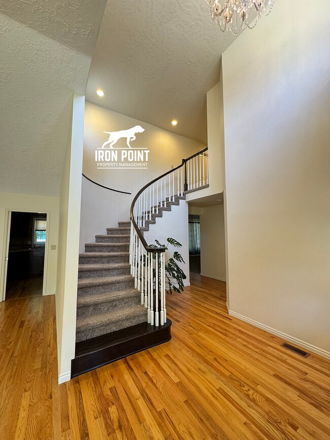 Building Photo - 4 bedroom home in East Boise, close to Bar...