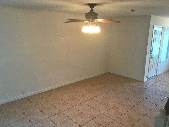 Building Photo - 17406 Hoover Gardens Dr