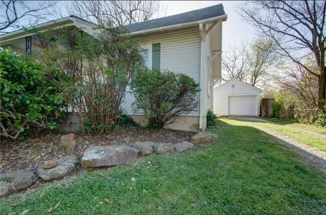 Building Photo - 2 bed 1 bath 792 sqft