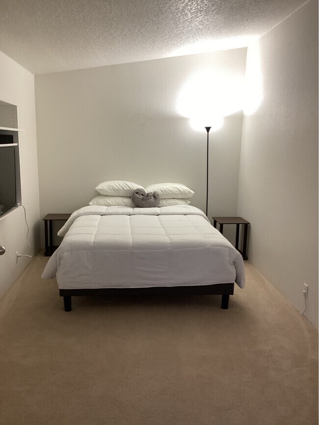 Building Photo - 365 SW Pacific View St