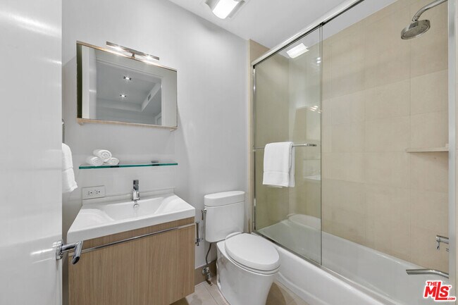 Building Photo - 443 N Palm Dr