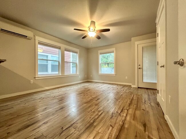 Building Photo - 206 N Shasta Ave