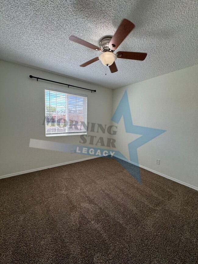 Building Photo - Spacious home in desirable location!
