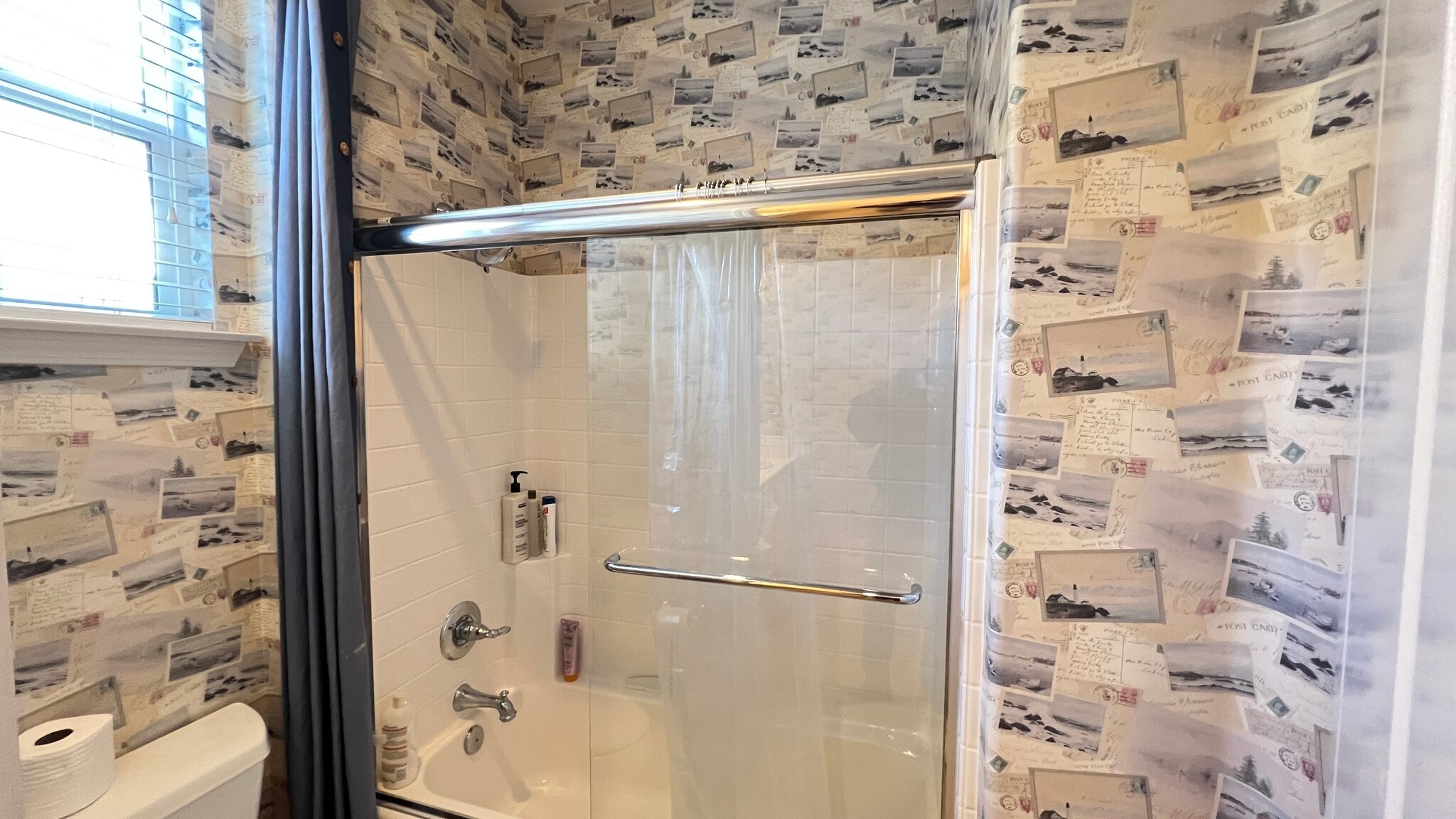 Upstairs Guesr Bathroom - 4353 Waterside Ln