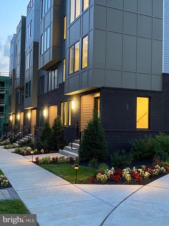 Building Photo - 1007 Morton Aly