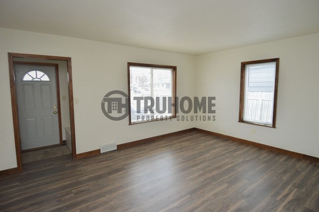 Building Photo - Spacious 5-Bedroom Home – Pet-Friendly and...