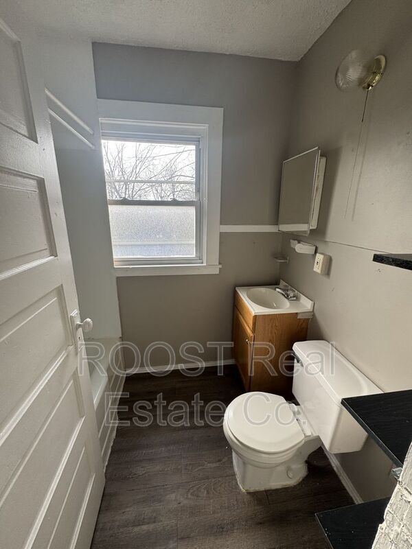 Building Photo - 1027 W Pleasant St