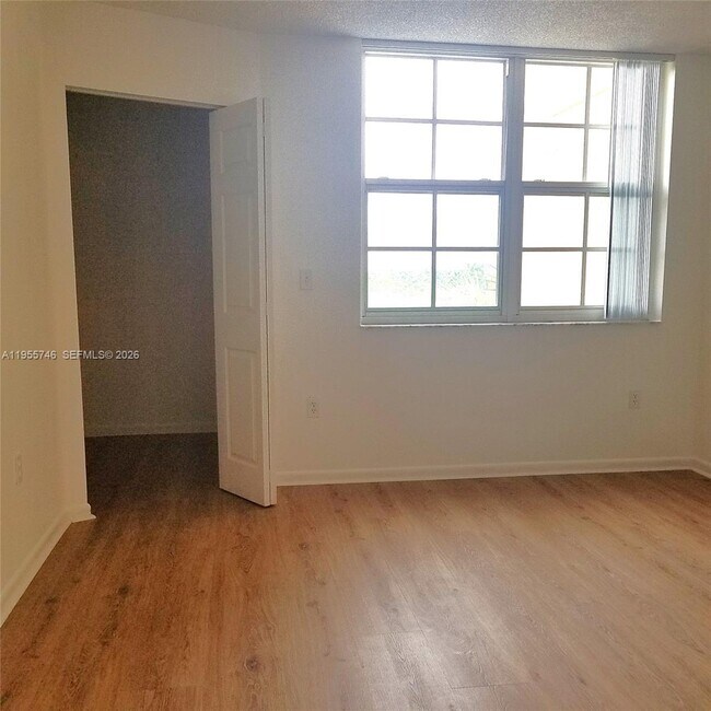 Building Photo - 19999 E Country Club Dr