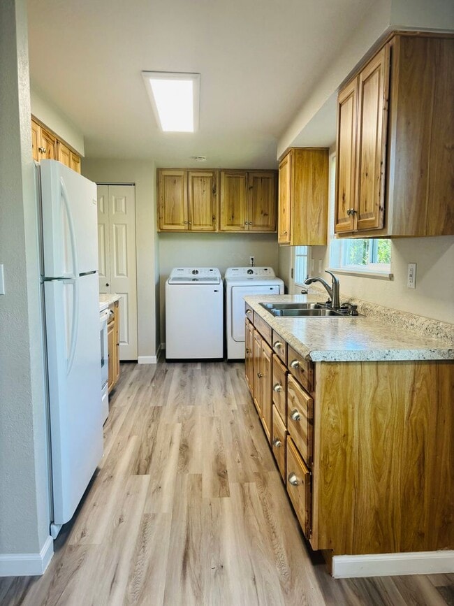 Building Photo - Cute 2 bedroom west Roseburg duplex with carport