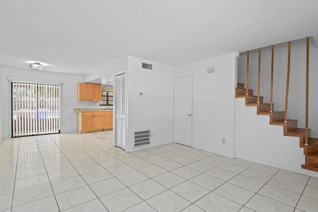 Building Photo - 2 Bedroom Townhouse available now!