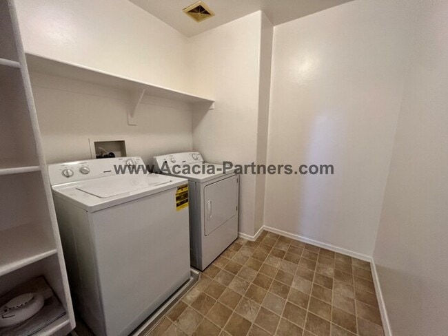 Building Photo - Beautiful Three Bedroom 2 and 1/2 Bath Home