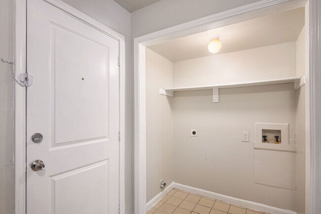 Building Photo - Recently updated 2-story 2-1.5 in Fort Worth ready for move-in!