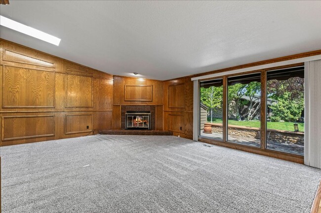 Building Photo - 2 bedroom 2 bath townhome located on the B...