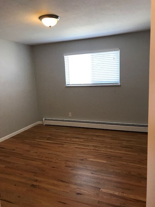 Building Photo - Bright & Beautiful Top Floor 2-bedroom 1 Bath Across Berkeley Park Lake