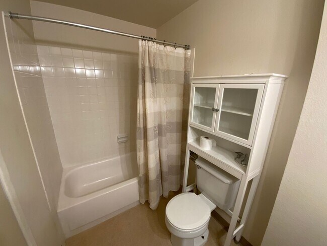Building Photo - Spacious 4-bedroom Home in Lakewood!