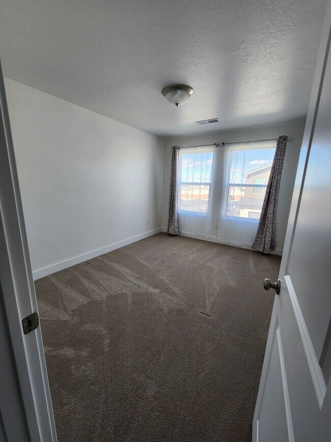 Building Photo - Beautiful Modern Townhome with Spacious La...