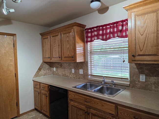 Building Photo - Great Home in Edmond School District + Ref...
