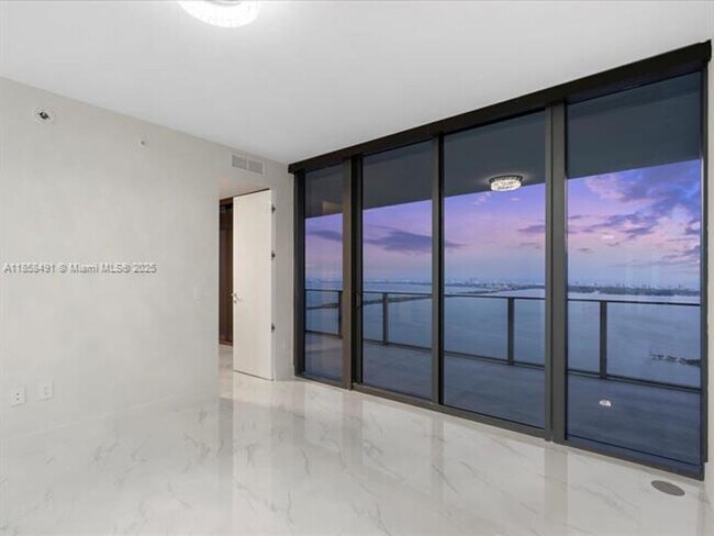 Building Photo - 700 NE 24th St