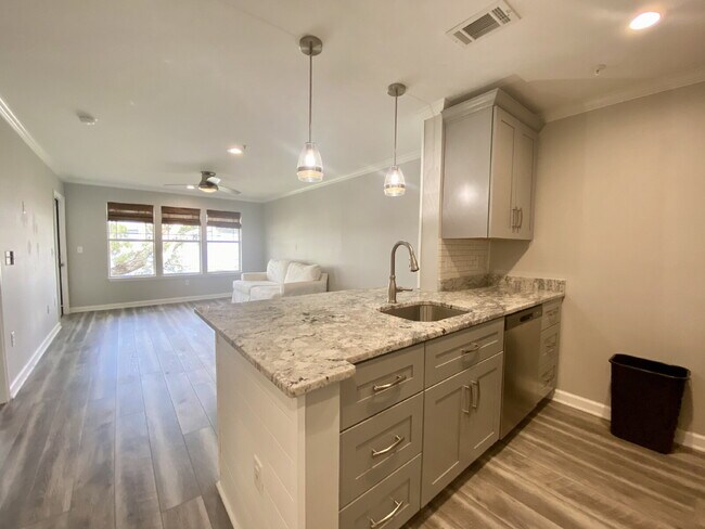 Building Photo - Waterfront Views at Palmetto Bay Marina!