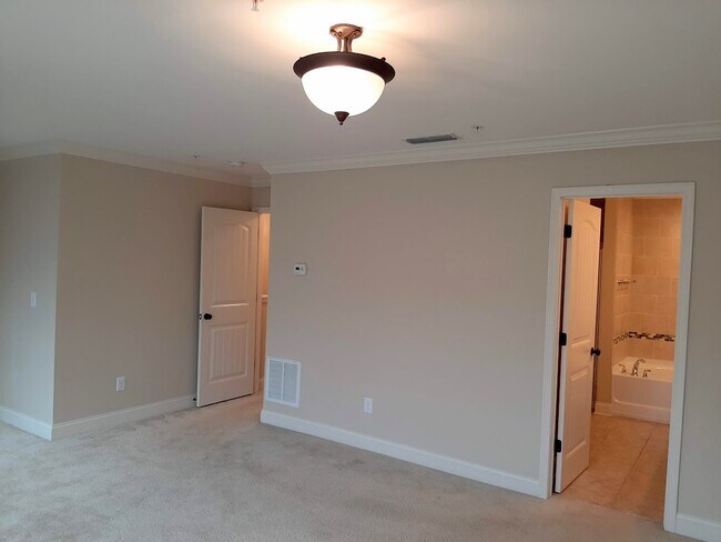 Building Photo - 105 Ambassador Private Cir