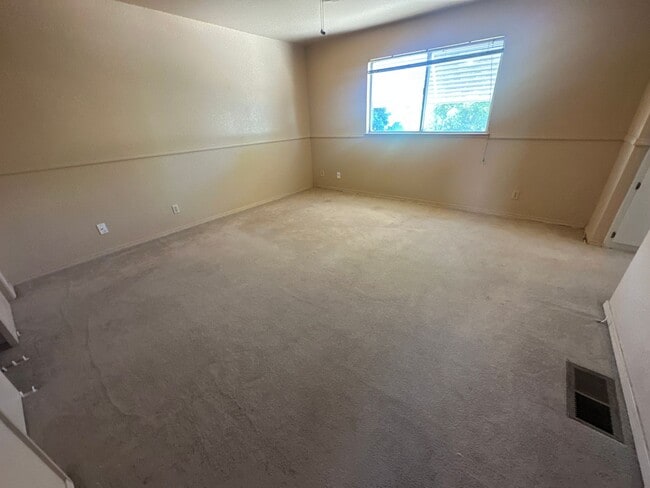 Building Photo - 560 Clover Dr
