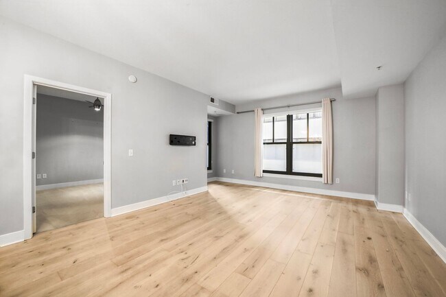 Building Photo - Available Now! High End 1 Bed/ 1 Bath in A...