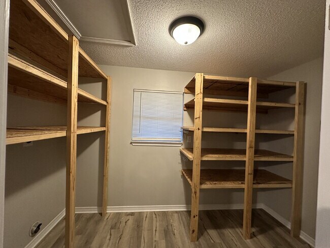 Building Photo - Renovated 2BR Coastal Apartment in Gulf Breeze – New Granite Counters, LVP Flooring & More!