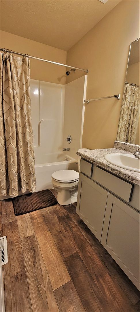 Building Photo - Must See Bennington Home!