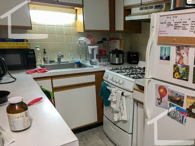 Building Photo - Spacious 1-bed in Allston with Heat/HW Incl