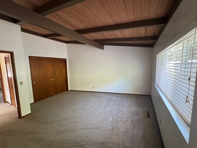 Building Photo - 611 Clubhouse Dr