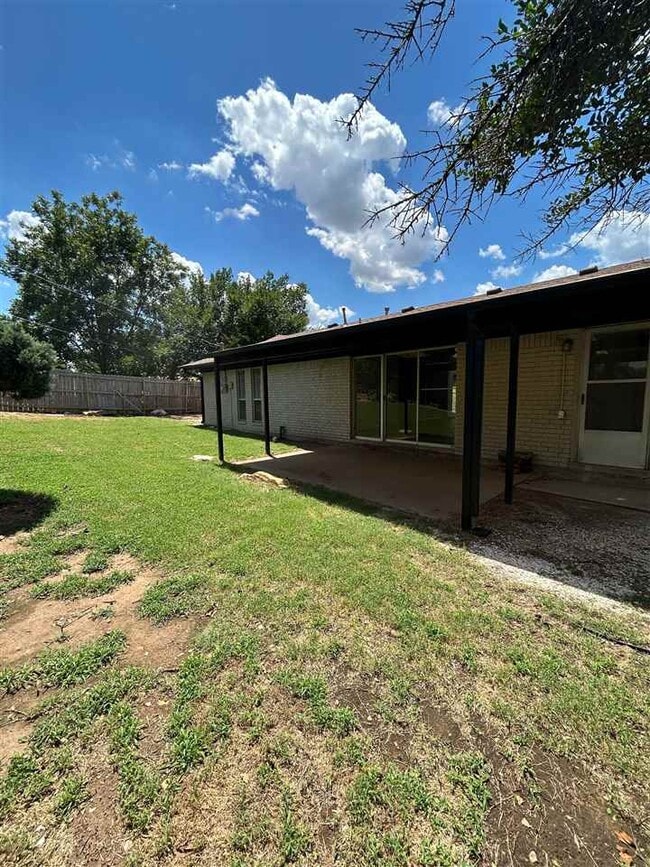 Building Photo - 2717 NW Central Dr