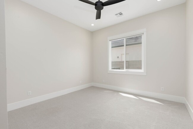 Building Photo - Stunning  4 bed | 3 bath | 3 car garage cu...