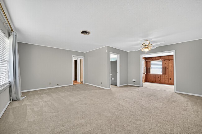 Building Photo - 10005 Hazelhurst Dr