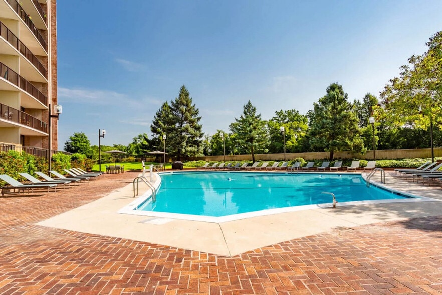 Building Photo - 1801 Crystal Dr