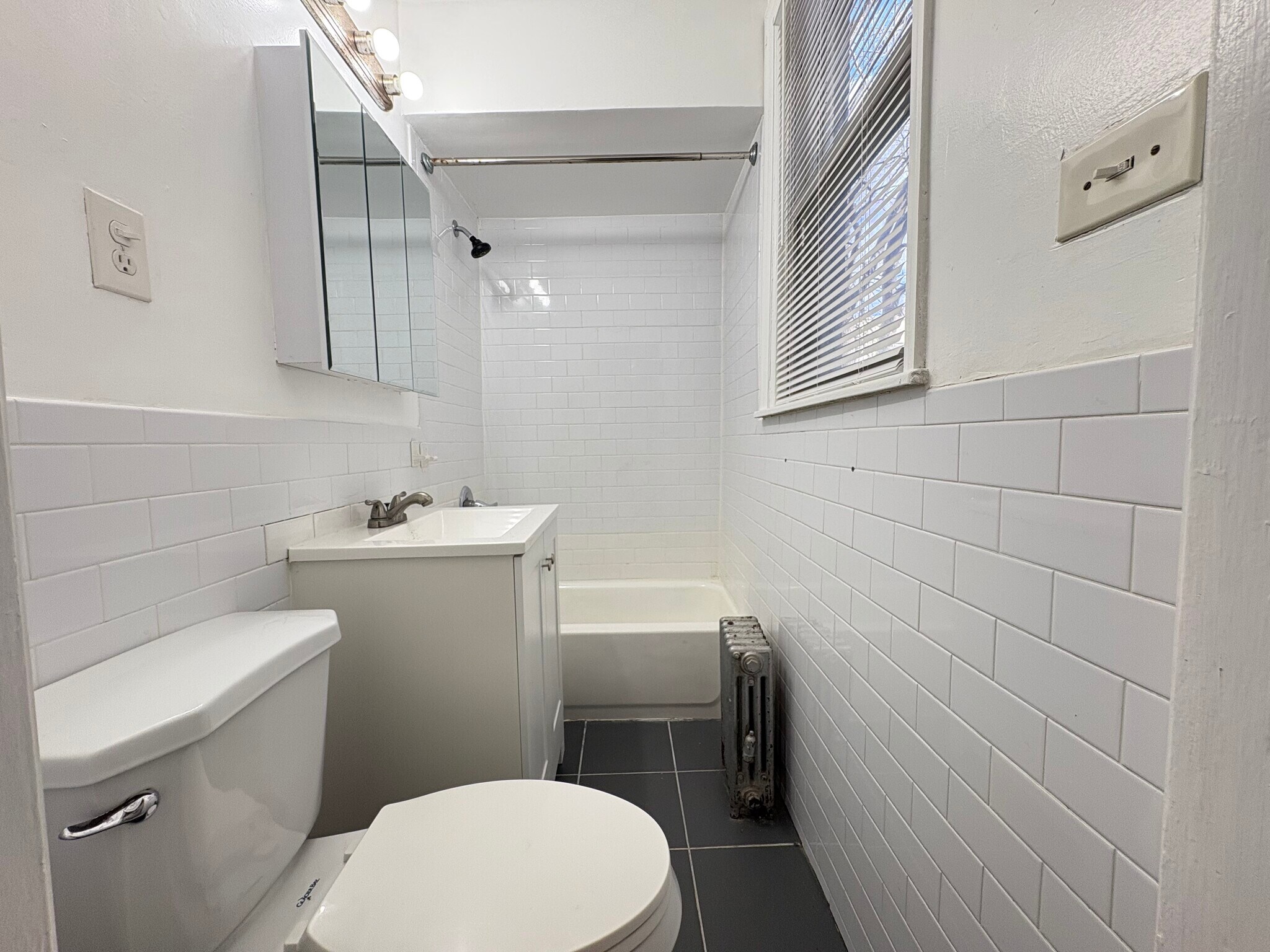 Building Photo - 400 Woodlawn Ave