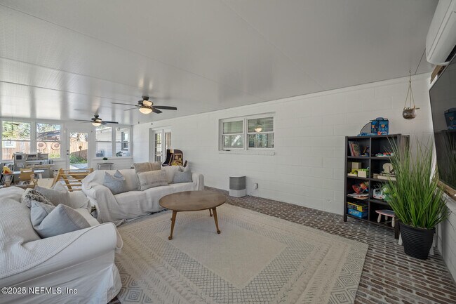 Building Photo - 2504 Liberty Ln