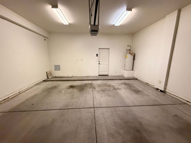 Building Photo - End Unit *Gated* Downtown Phx Townhome 2 Car Garage!