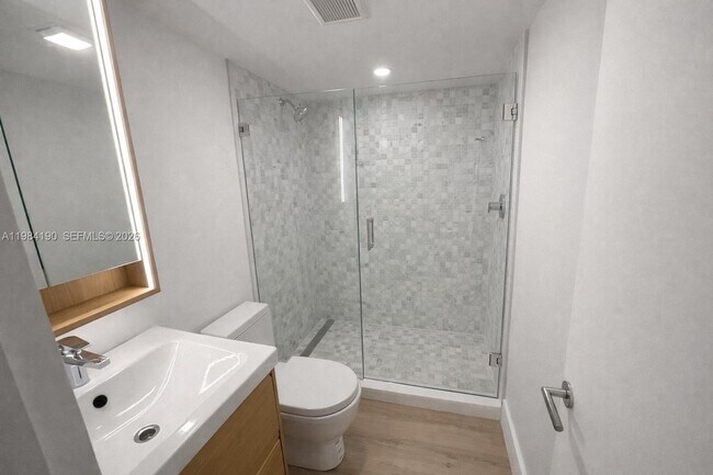 Building Photo - 240 Greenwood Dr